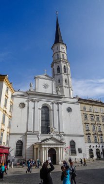 Damarlar müzik ve ışık saraylarının şehridir. Parklar, güzel mimari, çarpıcı katedral, lezzetli yemekler. Harika sokaklar.