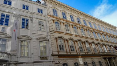 Damarlar müzik ve ışık saraylarının şehridir. Parklar, güzel mimari, çarpıcı katedral, lezzetli yemekler. Harika sokaklar.