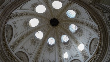 Damarlar müzik ve ışık saraylarının şehridir. Parklar, güzel mimari, çarpıcı katedral, lezzetli yemekler. Harika sokaklar.