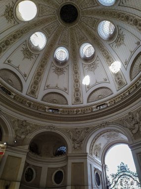 Damarlar müzik ve ışık saraylarının şehridir. Parklar, güzel mimari, çarpıcı katedral, lezzetli yemekler. Harika sokaklar.