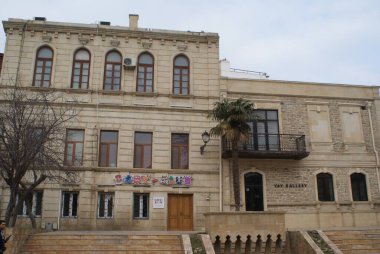 Azerbaycan özgün bir kültüre ve uzun bir geçmişe sahip bir ülkedir. Güzel binalar, parlak sokaklar, iyi insanlar..