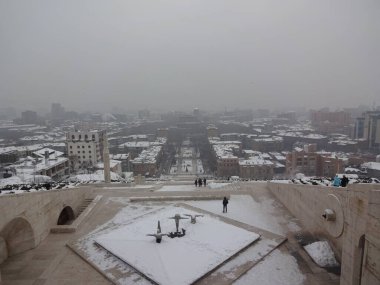 Erevan harika bir yer. Ermeni kültürü çok misafirperver ve güzeldir. Güzel sokaklar ve eski evler. Kutsal Etchmiadzin 'in annesi.