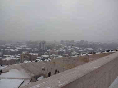 Erevan harika bir yer. Ermeni kültürü çok misafirperver ve güzeldir. Güzel sokaklar ve eski evler. Kutsal Etchmiadzin 'in annesi.