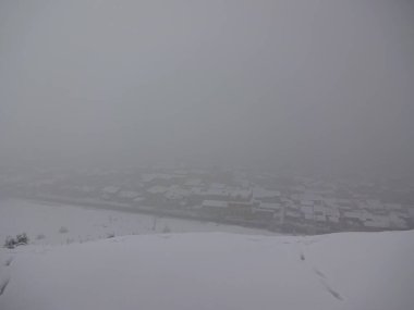 Erevan harika bir yer. Ermeni kültürü çok misafirperver ve güzeldir. Güzel sokaklar ve eski evler. Kutsal Etchmiadzin 'in annesi.