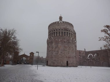 Erevan harika bir yer. Ermeni kültürü çok misafirperver ve güzeldir. Güzel sokaklar ve eski evler. Kutsal Etchmiadzin 'in annesi.