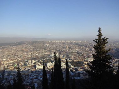 Tiflis çok güzel bir şehirdir ve çok eski bir tarihi vardır. Göz kamaştırıcı yüksek tepeler, lezzetli yiyecekler ve güzel mimari var. Filtre yok