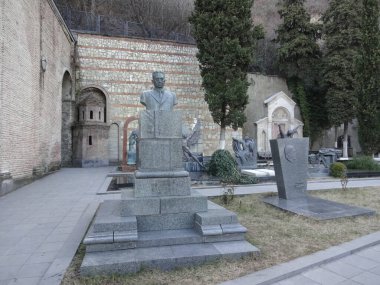 Tiflis çok güzel bir şehirdir ve çok eski bir tarihi vardır. Göz kamaştırıcı yüksek tepeler, lezzetli yiyecekler ve güzel mimari var. Filtre yok