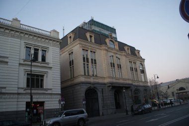 Tiflis çok güzel bir şehirdir ve çok eski bir tarihi vardır. Göz kamaştırıcı yüksek tepeler, lezzetli yiyecekler ve güzel mimari var. Filtre yok