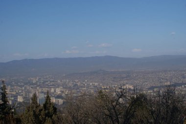 Tiflis çok güzel bir şehirdir ve çok eski bir tarihi vardır. Göz kamaştırıcı yüksek tepeler, lezzetli yiyecekler ve güzel mimari var. Filtre yok