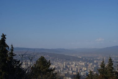 Tiflis çok güzel bir şehirdir ve çok eski bir tarihi vardır. Göz kamaştırıcı yüksek tepeler, lezzetli yiyecekler ve güzel mimari var. Filtre yok