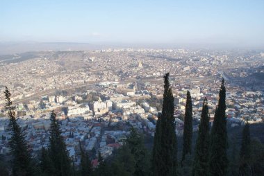 Tiflis çok güzel bir şehirdir ve çok eski bir tarihi vardır. Göz kamaştırıcı yüksek tepeler, lezzetli yiyecekler ve güzel mimari var. Filtre yok