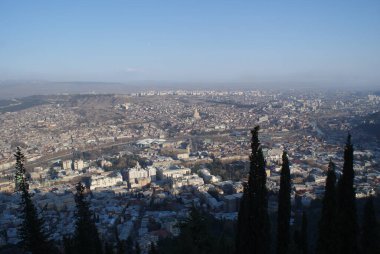 Tiflis çok güzel bir şehirdir ve çok eski bir tarihi vardır. Göz kamaştırıcı yüksek tepeler, lezzetli yiyecekler ve güzel mimari var. Filtre yok