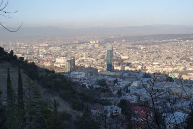 Tiflis çok güzel bir şehirdir ve çok eski bir tarihi vardır. Göz kamaştırıcı yüksek tepeler, lezzetli yiyecekler ve güzel mimari var. Filtre yok
