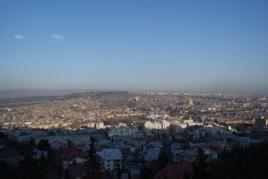 Tiflis çok güzel bir şehirdir ve çok eski bir tarihi vardır. Göz kamaştırıcı yüksek tepeler, lezzetli yiyecekler ve güzel mimari var. Filtre yok