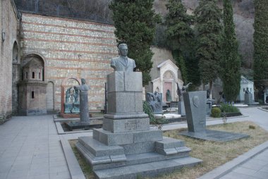 Tiflis çok güzel bir şehirdir ve çok eski bir tarihi vardır. Göz kamaştırıcı yüksek tepeler, lezzetli yiyecekler ve güzel mimari var. Filtre yok