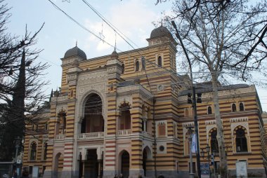 Tiflis çok güzel bir şehirdir ve çok eski bir tarihi vardır. Göz kamaştırıcı yüksek tepeler, lezzetli yiyecekler ve güzel mimari var. Filtre yok