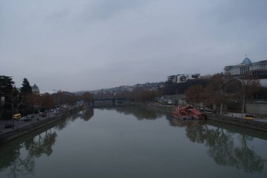 Tiflis çok güzel bir şehirdir ve çok eski bir tarihi vardır. Göz kamaştırıcı yüksek tepeler, lezzetli yiyecekler ve güzel mimari var. Filtre yok