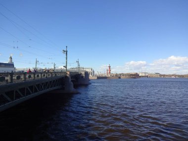 St. Petersburg 'un çarpıcı mimarisi. Güneşli bir günde eski Leningrad. Harika sokaklar ve ünlü binalar