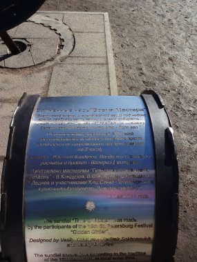 St. Petersburg 'un çarpıcı mimarisi. Güneşli bir günde eski Leningrad. Harika sokaklar ve ünlü binalar