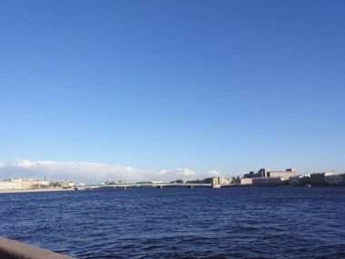 St. Petersburg 'un çarpıcı mimarisi. Güneşli bir günde eski Leningrad. Harika sokaklar ve ünlü binalar