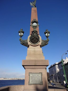 St. Petersburg 'un çarpıcı mimarisi. Güneşli bir günde eski Leningrad. Harika sokaklar ve ünlü binalar