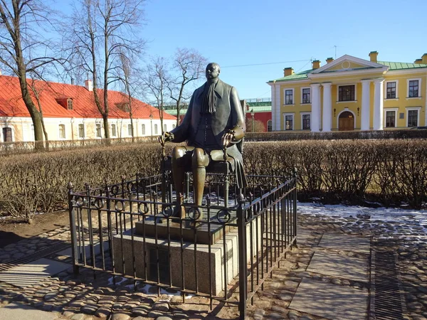 St. Petersburg 'un çarpıcı mimarisi. Güneşli bir günde eski Leningrad. Harika sokaklar ve ünlü binalar