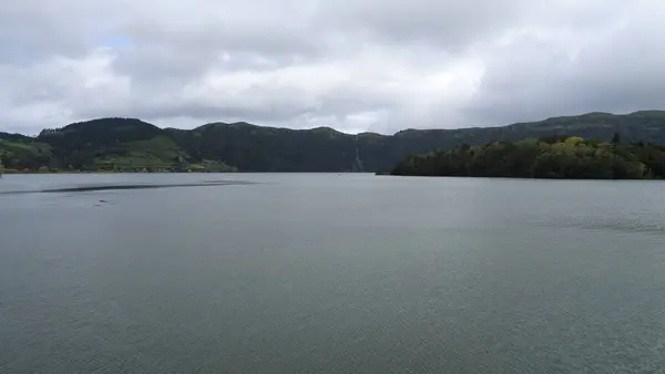 アゾレス諸島の素晴らしい湖 青と緑の湖 素晴らしい雰囲気 美しさと清潔 安静に — ストック写真