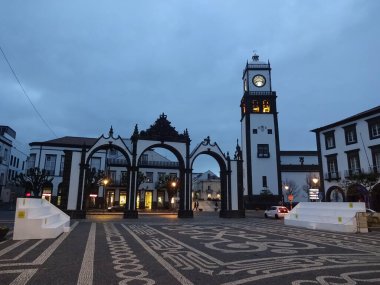 Azores. Kalmak için harika bir yer. San Miguel adasının başkenti Ponta Delgada şehridir. Portekiz 'in antik mimarisi