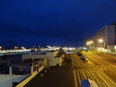 Azores. Kalmak için harika bir yer. San Miguel adasının başkenti Ponta Delgada şehridir. Portekiz 'in antik mimarisi