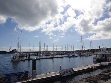 Azores. Kalmak için harika bir yer. San Miguel adasının başkenti Ponta Delgada şehridir. Portekiz 'in antik mimarisi
