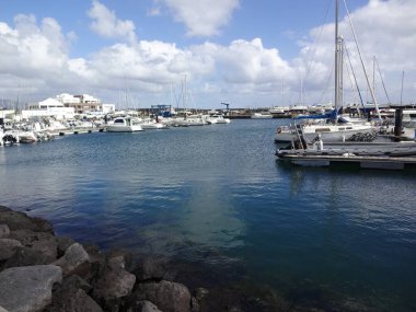 Azores. Kalmak için harika bir yer. San Miguel adasının başkenti Ponta Delgada şehridir. Portekiz 'in antik mimarisi