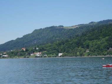 Güzel Avusturya doğası ve mimarisi. Feldkirch ve Bregenz kalmak için harika yerler. Dağlar ve şehirler, uçmak yok.