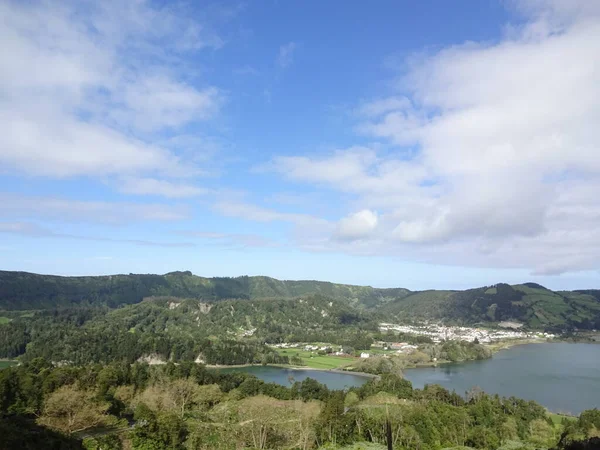 アゾレス諸島の素晴らしい湖 青と緑の湖 素晴らしい雰囲気 美しさと清潔 安静に — ストック写真