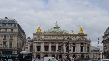 Paris şehir merkezi, ünlü simgeler, Eyfel Kulesi ve şık manzaralar.