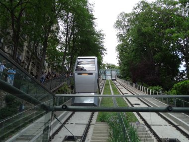 Paris şehir merkezi, ünlü simgeler, Eyfel Kulesi ve şık manzaralar.