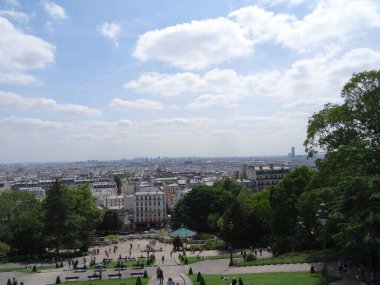 Paris şehir merkezi, ünlü simgeler, Eyfel Kulesi ve şık manzaralar.