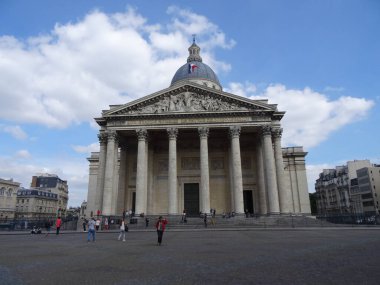 Paris şehir merkezi, ünlü simgeler, Eyfel Kulesi ve şık manzaralar.