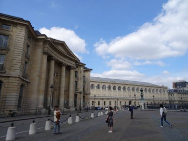 Paris şehir merkezi, ünlü simgeler, Eyfel Kulesi ve şık manzaralar.