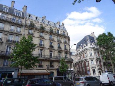 Paris şehir merkezi, ünlü simgeler, Eyfel Kulesi ve şık manzaralar.