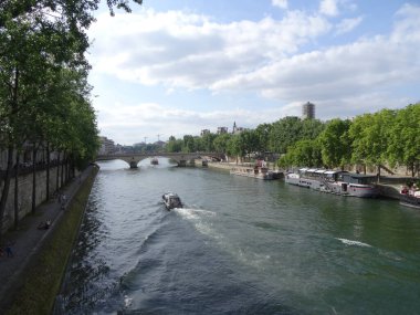 Paris şehir merkezi, ünlü simgeler, Eyfel Kulesi ve şık manzaralar.