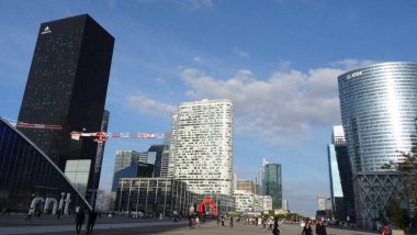 Paris şehir merkezi, ünlü simgeler, Eyfel Kulesi ve şık manzaralar.