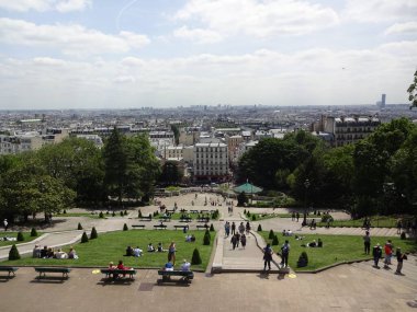 Paris şehir merkezi, ünlü simgeler, Eyfel Kulesi ve şık manzaralar.