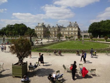 Paris şehir merkezi, ünlü simgeler, Eyfel Kulesi ve şık manzaralar.
