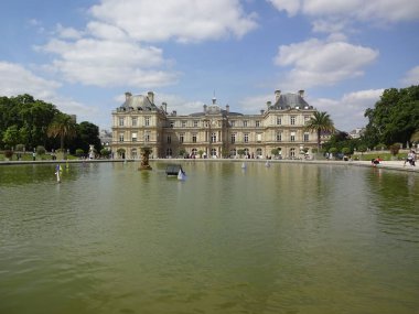 Paris şehir merkezi, ünlü simgeler, Eyfel Kulesi ve şık manzaralar.