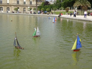 Paris şehir merkezi, ünlü simgeler, Eyfel Kulesi ve şık manzaralar.