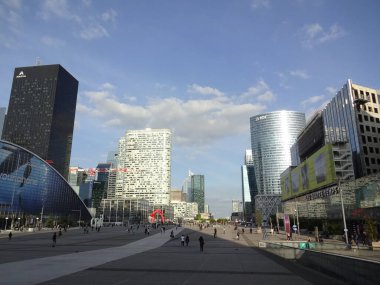 Paris şehir merkezi, ünlü simgeler, Eyfel Kulesi ve şık manzaralar.