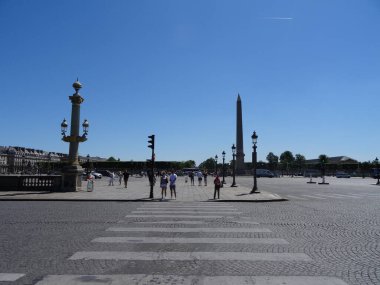 Paris çok güzel. Vincennes Ormanı, Tuileries ve Champ-elysees 'de yürüyün.