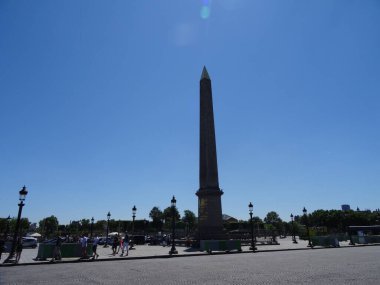 Paris çok güzel. Vincennes Ormanı, Tuileries ve Champ-elysees 'de yürüyün.