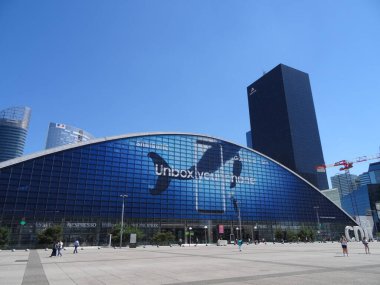 Paris çok güzel. Parc des Buttes-Chaumont 'a, Tour Eiffel' e ve Defans 'tan Grand Arche' a
