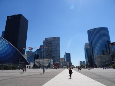 Paris çok güzel. Parc des Buttes-Chaumont 'a, Tour Eiffel' e ve Defans 'tan Grand Arche' a